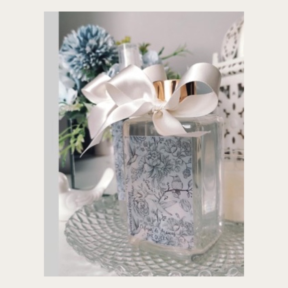 Difusor de aromas com frasco decorado e laço de cetim